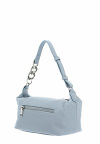 Sac à main en cuir bleu clair avec une surface texturée, une anse supérieure ornée d'un accent en chaîne argentée, et une poche zippée à l'avant.