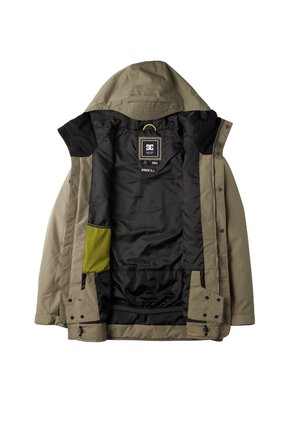 Chaqueta exterior verde oliva con interior negro. Cuenta con capucha, cierre de cremallera y bolsillos con botón a presión. Forrada con un bolsillo de malla amarilla.