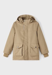 Manteau d'hiver beige à capuche avec poches avant à rabat, boutons-pression, et poignets côtelés s'étendant des manches sur fond blanc.