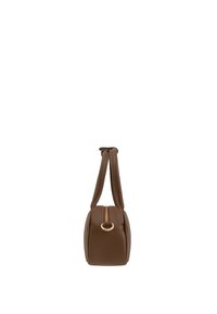 Borsa a tracolla in pelle marrone con forma arrotondata, superficie testurizzata, chiusura con zip e un accento in oro a forma di anello sul lato.