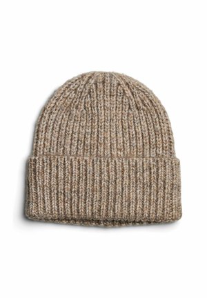 Strikket beanie i en lys brun farve med ribbet struktur og en foldet kant. Materialet ser varmt og blødt ud.
