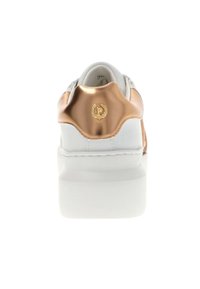 Sneaker bianco con accentuazione del tallone in oro rosa metallico, suola piatta, texture liscia e logo circolare sul retro.