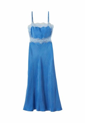 Robe nuisette en satin bleu avec une bordure en dentelle blanche sur le décolleté et la taille, dotée de fines bretelles spaghetti et d'une jupe fluide.