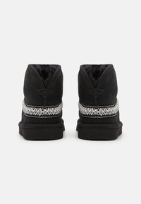 UGG CLASSIC MINI CRESCENT UNISEX - Klasszikus bokacsizmák - black