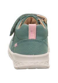 Türkise Leder-Sneaker mit strukturierter Fläche, pinkem Stoff-Heel-Tabs und weißer Gummisohle. Verfügt über einen Klettverschluss zur Sicherung.