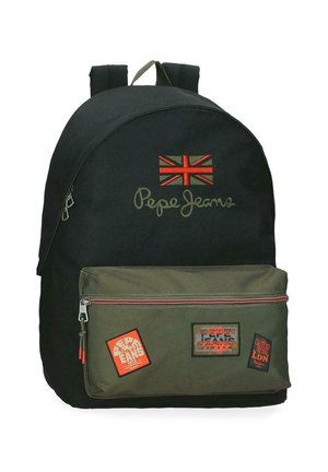 Mochila Pepe Jeans en negro y verde con parche de la Union Jack y tres parches de la marca en el bolsillo delantero, compartimentos con cremallera y correas acolchadas.