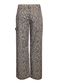 Pantalon cargo imprimé léopard avec une coupe à jambes larges, confectionné dans un tissu doux, doté de poches latérales et d'une palette de couleurs neutres beige et gris.