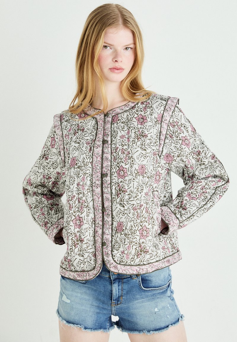 Jacheta din material quiltat cu un model floral multicolor, cu accente roz și verzi, guler rotund, închidere cu nasturi și garnitură contrastantă.