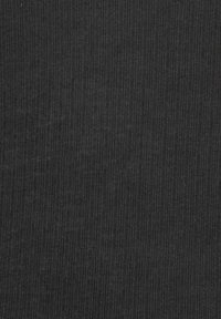 Tissu noir côtelé avec une surface texturée présentant des lignes verticales, fabriqué à partir d'un matériau doux, adapté à divers articles de vêtements.
