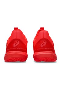 Rote Sportschuhe mit einem glatten Textil-Obermaterial, gepolstertem Kragen, Zuglasche und strukturiertem Gummiaußensohle mit gemustertem Profil.