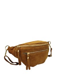 Sac banane en suède marron avec deux poches zippées dorées, une bandoulière détachable et des pompons décoratifs sur les côtés. Texture douce et forme courbée.