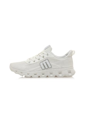 Zapatilla deportiva blanca con parte superior de malla texturizada, cordones y un logotipo gris. Cuenta con una suela acolchada con segmentos huecos para mayor flexibilidad.