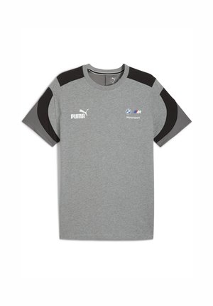Siva atletska majica s crnim ramenim panelima, Puma logotipom i BMW Motorsport brandingom na prednjoj strani.