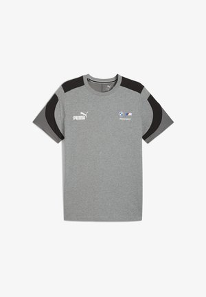 Pelēks sporta T-krekls ar melniem plecu paneļiem, Puma logo un BMW Motorsport zīmolu priekšpusē.