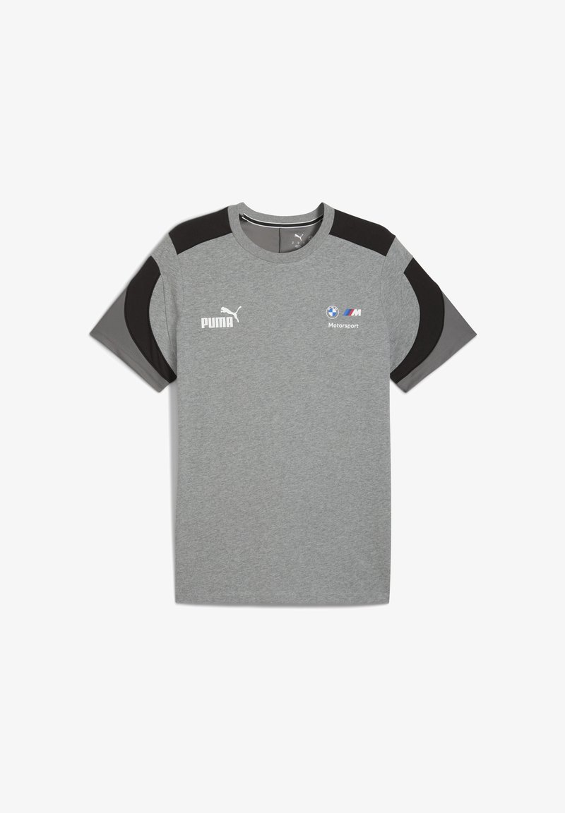 Šedé sportovní tričko s černými ramenními panely, logem Puma a brandingem BMW Motorsport na přední straně.