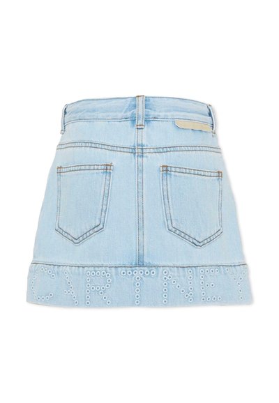 Mini-jupe en denim bleu clair avec deux poches arrière et "CARTNEY" écrit en détails œillets le long de l'ourlet.