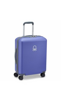 Valigia rigida di colore viola opaco con logo argentato, manico retrattile e quattro ruote girevoli nere per una facile manovrabilità.