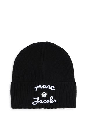 Bonnet en maille noire avec bord plié présentant un texte en cursive blanche et un petit motif floral avec des perles similaires à des perles au centre.