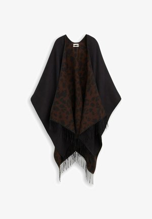 Zwart-bruine poncho met luipaardprint, open voorkant en franjes langs de onderkant, hangend tegen een witte achtergrond.