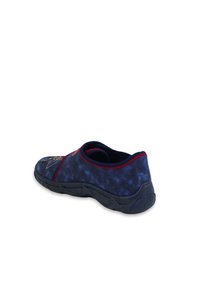 Navyfarbene Stoff-Schlupfschuhe mit einem gemusterten Design, roten Nähten und einer Gummisohle. Mit einer runden Zehenform und einem niedrigen Knöchelschnitt.