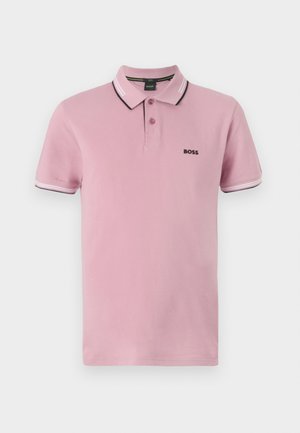 Polo in cotone rosa chiaro con colletto classico, patta con tre bottoni e dettagli a righe bianche e scure in contrasto sui polsini.