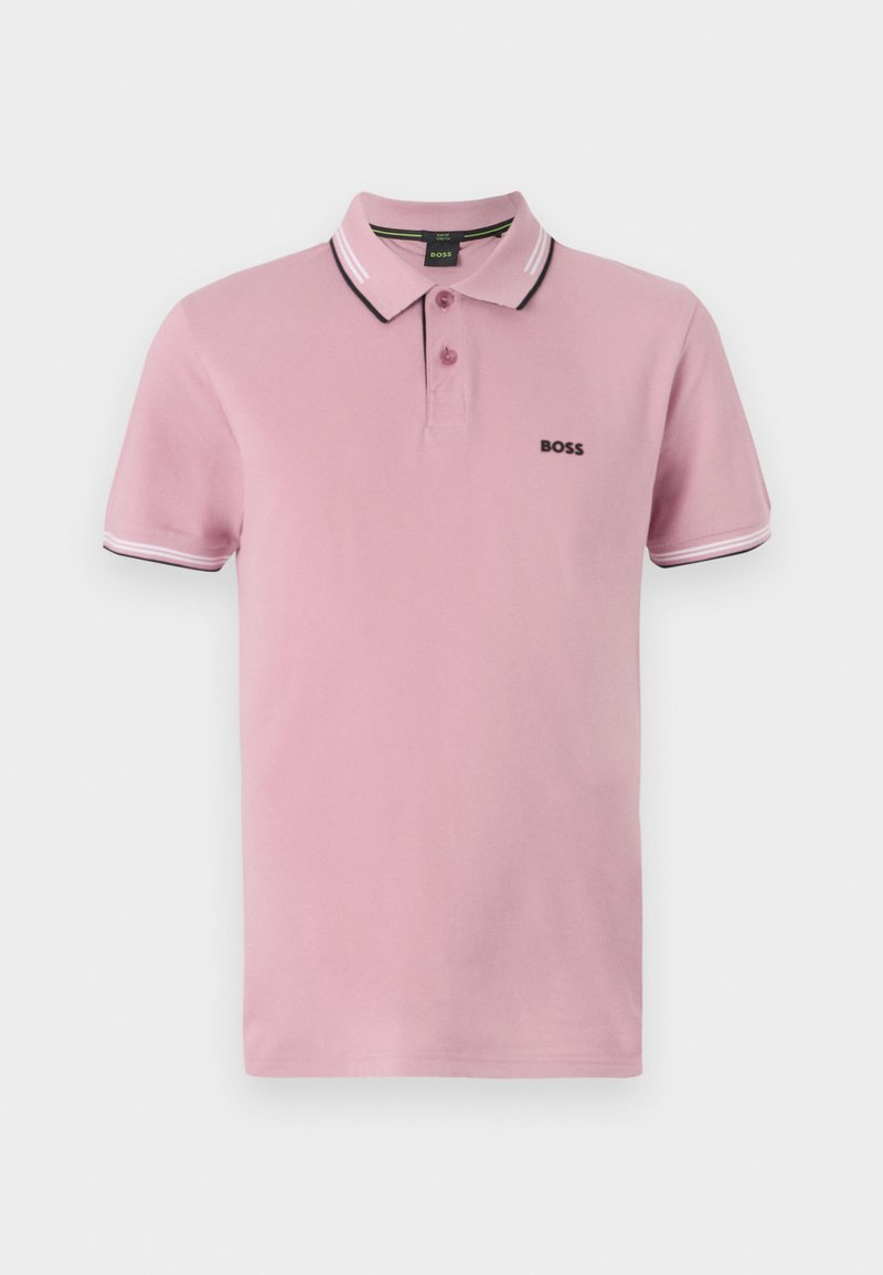 Camisa polo de algodón color rosa claro con cuello clásico, tapeta de tres botones y acentos a rayas en blanco y oscuro en los puños.