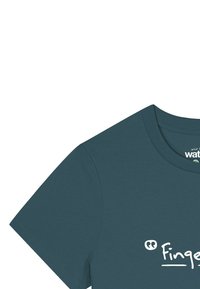 Türkisfarbiges Baumwoll-T-Shirt mit rundem Halsausschnitt und kurzen Ärmeln. Mit weißem Drucktext auf der Vorderseite. Angenehme Textur, lässiges Design.