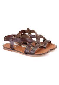 Braune Ledersandalen mit überkreuzten Riemen, offener Zehenpartie und gepolsterter Innensohle sowie einer strukturierten, braunen Gummisohle.