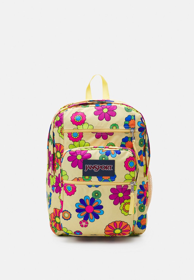 Sárga szövetből készült, virágmintás Jansport hátizsák, színes virágmintákkal, elülső zsebbel és párnázott vállpántokkal.