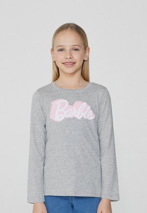 Graues Langarmshirt mit einem pinken "Barbie"-Logo in fetter Schriftart. Hergestellt aus weichem Stoff mit rundem Ausschnitt und schmalen Ärmeln.