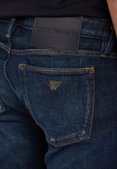 Emporio Armani Pieguloša piegriezuma džinsi - denim blu