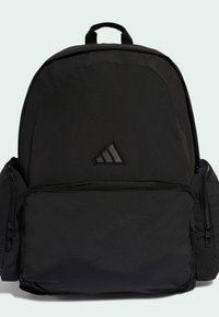 Schwarzer Rucksack aus strapazierfähigem Stoff mit abgerundeter Form. Verfügt über eine frontale Reißverschlusstasche und Seitentaschen. Enthält einen oberen Tragegriff.