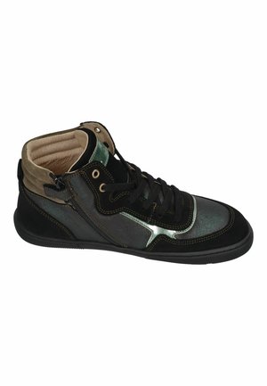 Hohe schwarze und dunkelgrüne Sneaker mit schwarzen Schnürsenkeln, seitlichem Reißverschluss, hellbraun gepolstertem Kragen und strukturiertem Absatz.
