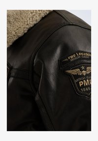 Unausgewählt, pirate black