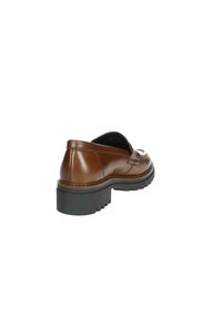 Scarpa in pelle marrone con tacco basso e suola nera testurizzata. Presenta una finitura liscia e un design minimalista con dettagli laterali.