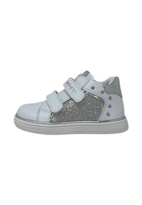 Sneaker bianco e argento per bambini con due strap in velcro, pannello laterale in glitter argento e toppa e borchie argento metallico sulla caviglia.