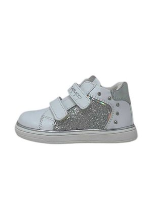 Sneaker bianco e argento per bambini con due strap in velcro, pannello laterale in glitter argento e toppa e borchie argento metallico sulla caviglia.