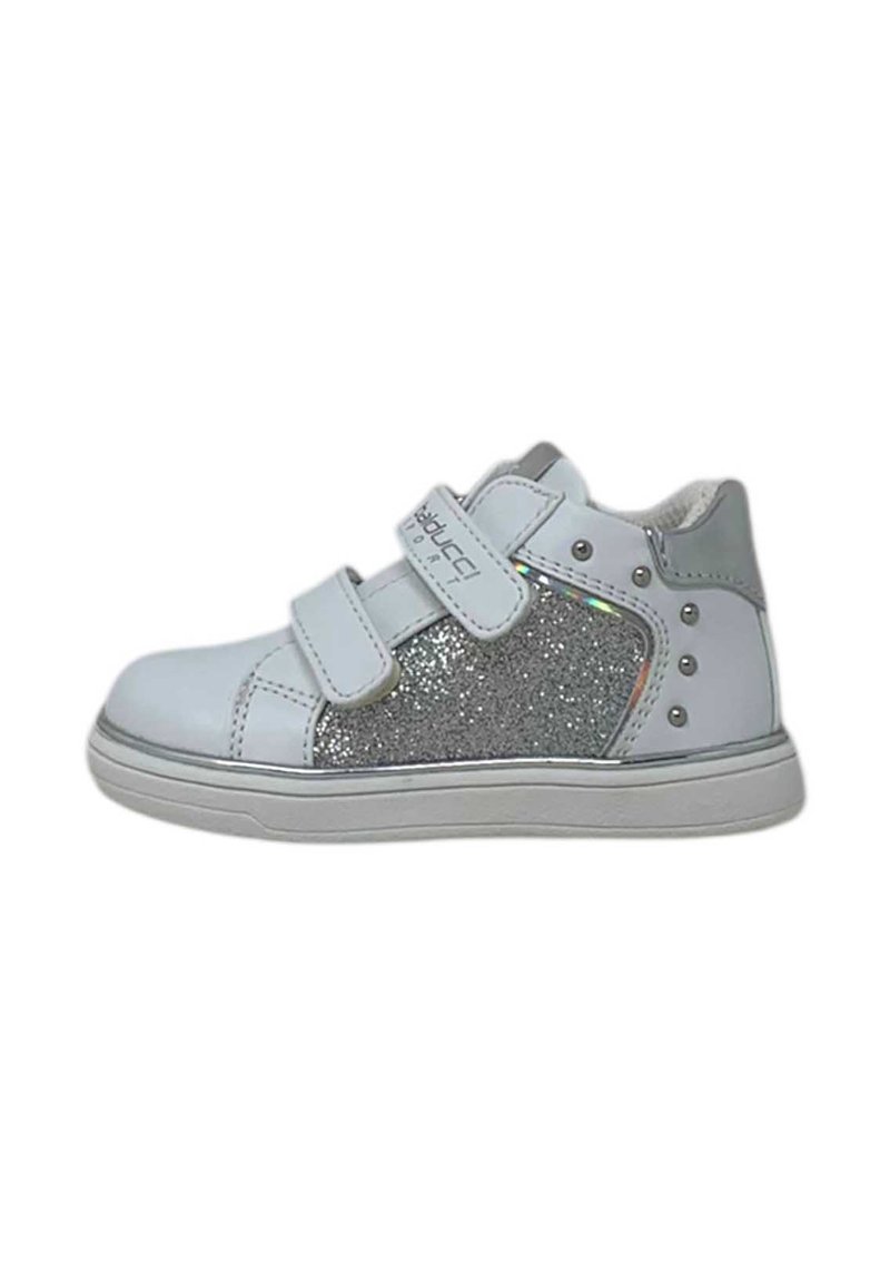 Sneaker bianco e argento per bambini con due strap in velcro, pannello laterale in glitter argento e toppa e borchie argento metallico sulla caviglia.