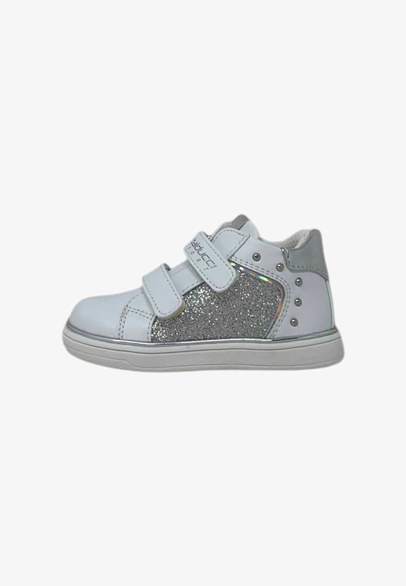 Sneaker bianco e argento per bambini con due strap in velcro, pannello laterale in glitter argento e toppa e borchie argento metallico sulla caviglia.