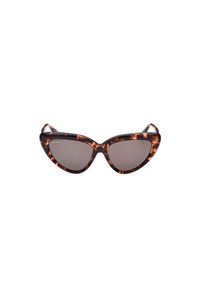 Occhiali da sole a farfalla con montatura in plastica spessa e lenti scure. Forma angolare distintiva e design elegante.