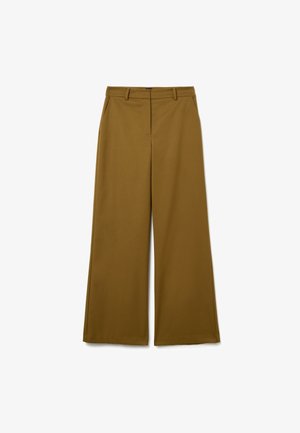 Pantaloni marroni a gamba larga, vita alta, con passanti per cintura, tasche laterali e chiusura frontale nascosta, distesi su sfondo bianco.