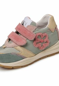 Zapatilla con una paleta de colores pastel, que presenta una base de cuero verde, acentos de ante rosa y beige, correas de velcro y un parche decorativo de flores rosa.