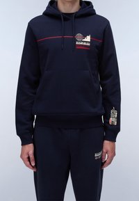 Sudadera con capucha azul marino de algodón, con bolsillo delantero, capucha con cordón y detalles de logo en rojo y dorado en el pecho y la manga.