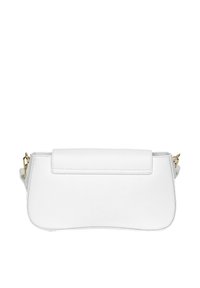 Biała skórzana torebka o płaskim kształcie, z magnetycznym zapięciem klapy, złotymi detalami i regulowanym paskiem. Gładka tekstura z minimalnymi akcentami.