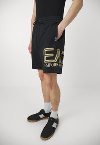 EA7 Emporio Armani BERMUDA - Pantalon de survêtement - nero