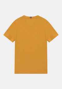 Tommy Hilfiger ESSENTIAL TEE - T-shirt básica - prairie yellow