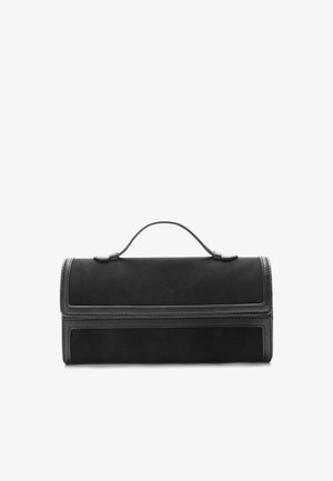 Borsa nera in pelle con forma rettangolare strutturata, dotata di manico superiore, dettagli di cuciture a contrasto e texture liscia.
