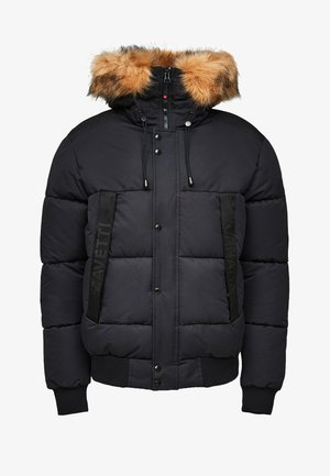 Chaqueta acolchada negra con capucha forrada de pelo, que presenta cierres de cremallera y a presión, dos bolsillos frontales y acentos de tela de marca en los laterales.