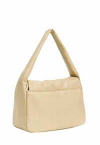 Borsa in pelle beige con un design curvo e imbottito, una sola tracolla e una tasca con zip sul retro. Texture liscia in tutto.