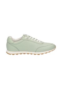 Lichtgroene leren sneaker met witte veters, witte tussenzool en buitenzool van gumrubber, zijaanzicht op een witte achtergrond.